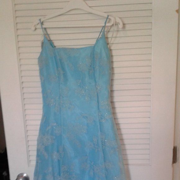 PROM/GRAD DRESS - Picture 4 of 11